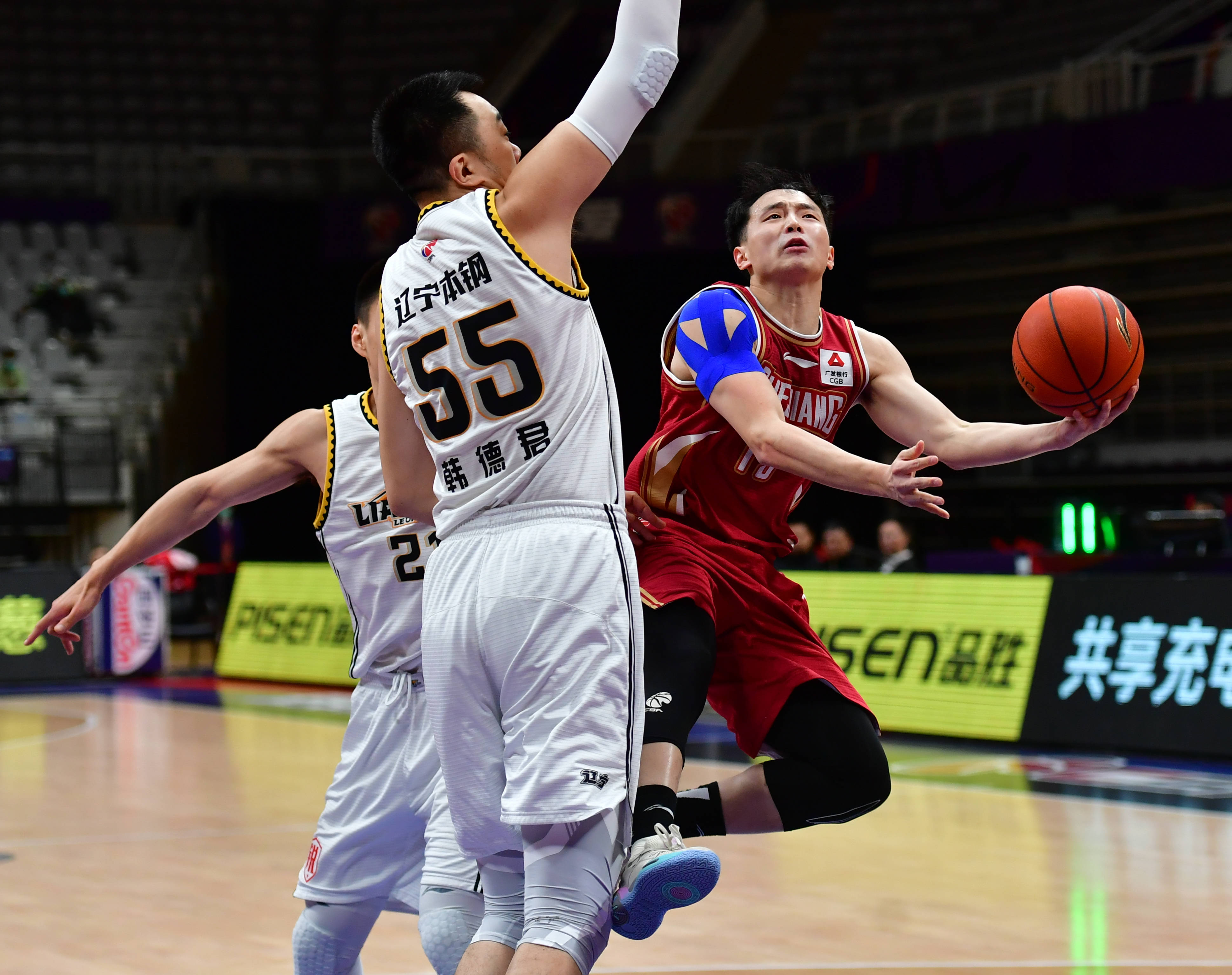 九游官网-包含清晨浙江稠州备战CBA常规赛；手感冰凉细节曝光；态度坚定；训练强度明显提升的词条